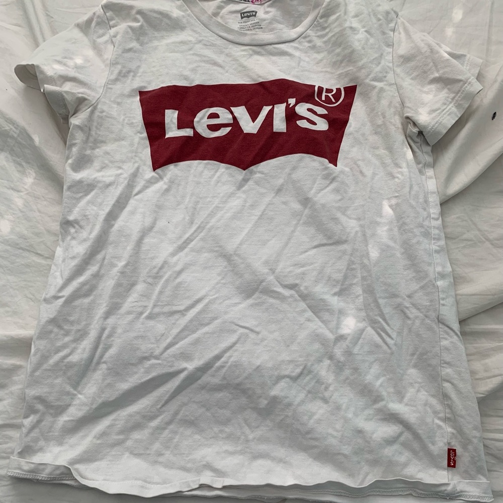 White Levi’s T-Shrit